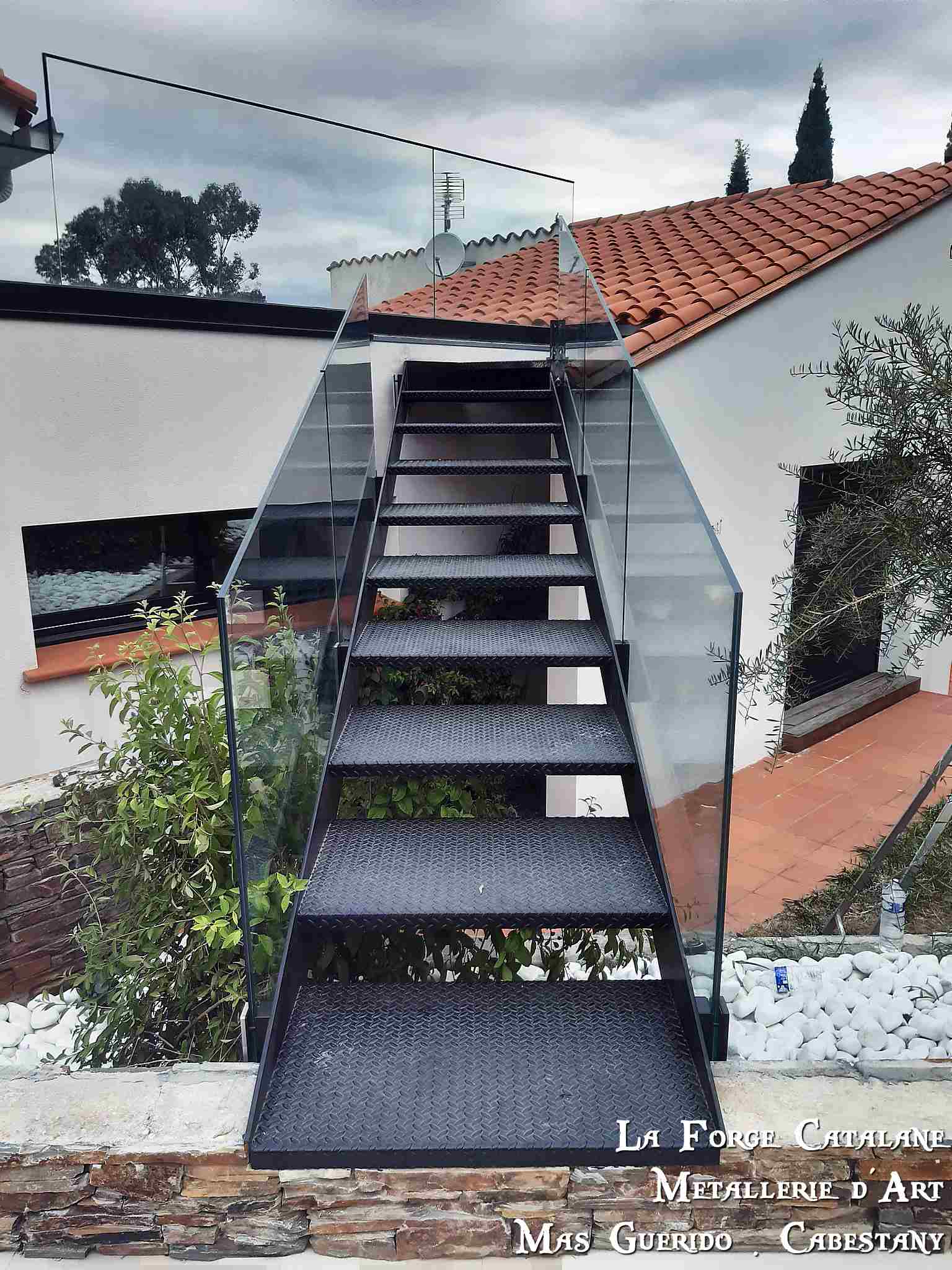 escalier  en fer garde corps en verre forge catalane.jpg